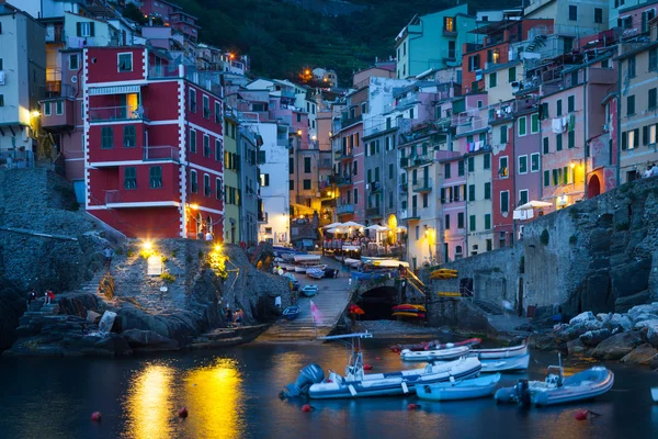 Riomaggiore v Cinque Terre, Itálie - Léto 2016 - slunce hodinu — Stock fotografie