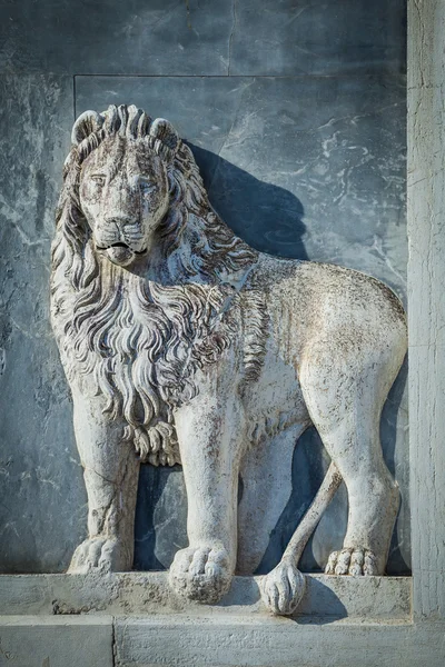 Leão de mármore na fachada da igreja — Fotografia de Stock