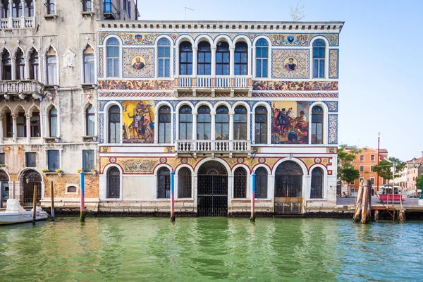 Fachada veneciana del palacio de 300 años del Canal Grande —  Fotos de Stock
