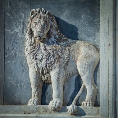 Kilise cephesinde mermer aslan