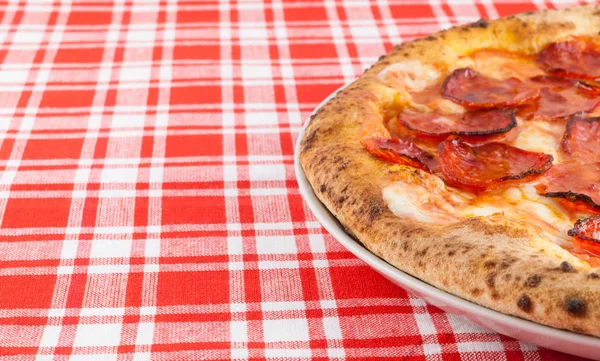 진짜 이탈리아 피자 Diavola — 스톡 사진