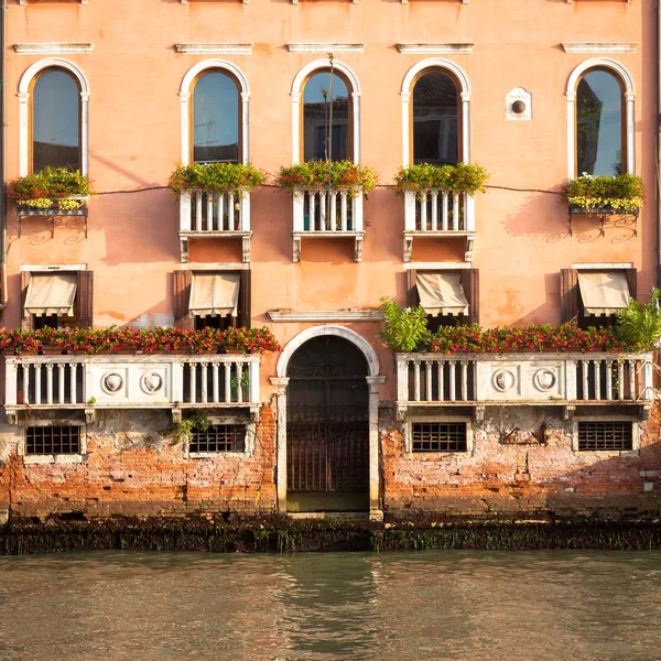 300 jaar oud Venetiaans palazzo gevel van het Canal Grande — Stockfoto