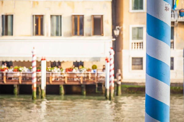 Fachada veneciana del palacio de 300 años del Canal Grande — Foto de Stock