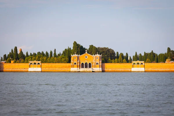 Венецианское кладбище Сан-Мишель с набережной — стоковое фото