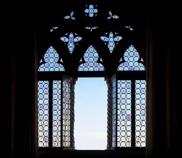 中世纪的窗口剪影 — 图库照片
