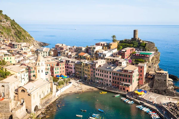 Vernazza em Cinque Terre, Itália - Verão 2016 - vista do hi — Fotografia de Stock