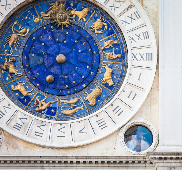 Венеция, Италия - St Mark 's Clocktower detail — стоковое фото