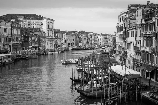 Facciate di palazzo veneziano risalenti a 300 anni fa del Canal Grande — Foto Stock
