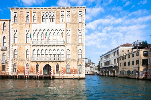Façade de palais vénitien vieux de 300 ans du Canal Grande — Photo
