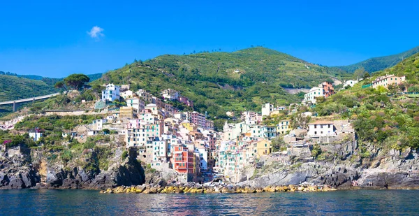 Riomaggiore en Cinque Terre, Italia - Verano 2016 - vista desde el — Foto de Stock