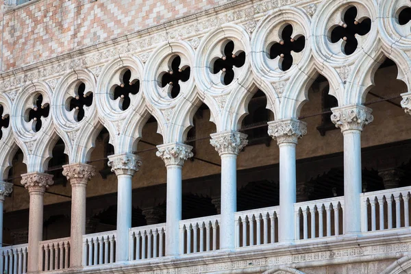 Венеция, Италия - Взгляд на колонны — стоковое фото