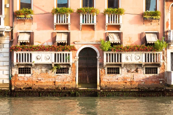 Fachada veneciana del palacio de 300 años del Canal Grande — Foto de Stock