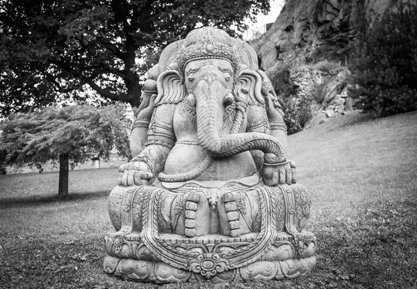 Estátua de Ganesha em um belo jardim de montanha — Fotografia de Stock