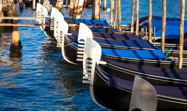 Veneza, detalhe das gôndolas — Fotografia de Stock