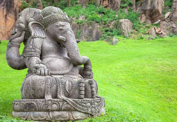 Statua Ganesha w ogrodzie pięknych górskich — Zdjęcie stockowe