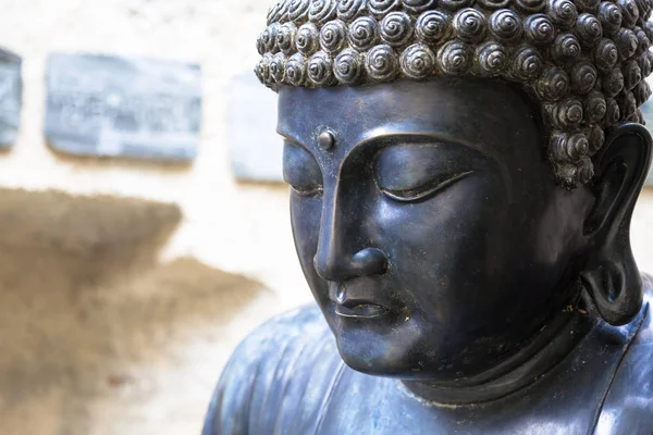 Meditierende japanische Buddha-Statue — Stockfoto