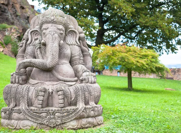 Statua Ganesha w ogrodzie pięknych górskich — Zdjęcie stockowe