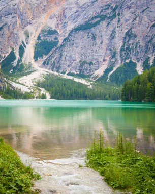 Braies Gölü Dolomiti bölgesinde, İtalya