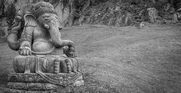 Statua Ganesha in un bellissimo giardino di montagna — Foto Stock