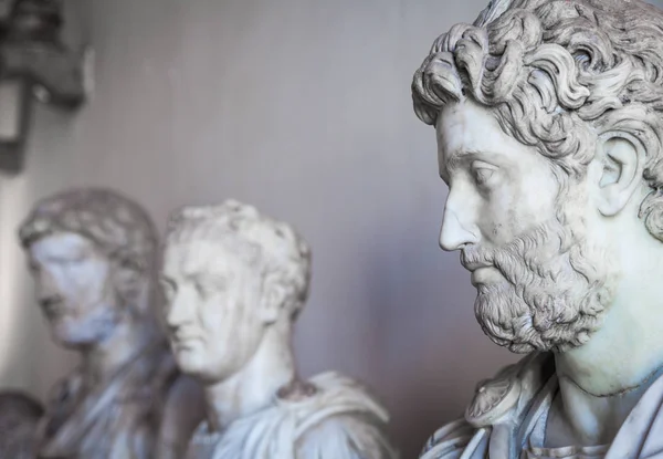 VENECIA, ITALIA - 27 DE JUNIO DE 2016: Detalle de estatuas en el Palazzo Ducale — Foto de Stock