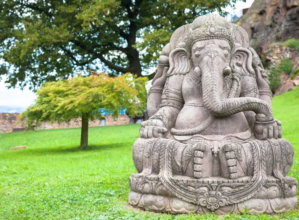 Statua Ganesha w ogrodzie pięknych górskich — Zdjęcie stockowe