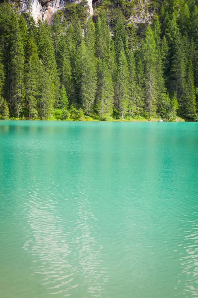 Jezero Braies v regionu Dolomiti, Itálie — Stock fotografie