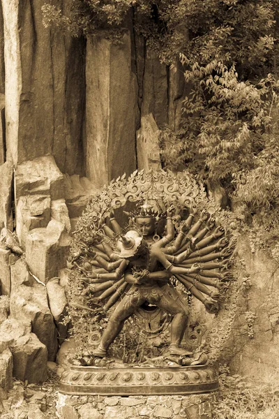 Tantric Deities statue in Ritual Embrace located in a mountain g — Stock Photo, Image