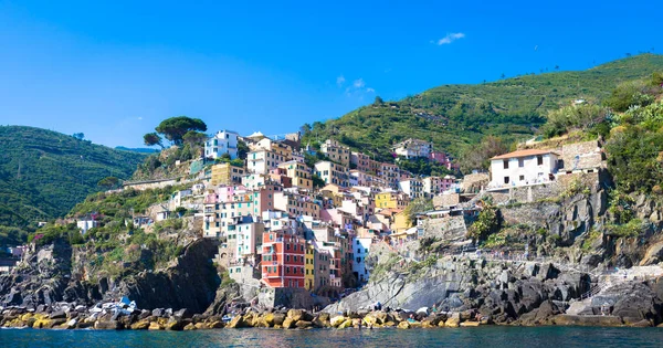 Riomaggiore en Cinque Terre, Italia - Verano 2016 - vista desde el — Foto de Stock