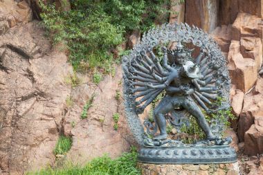 Bir dağ g içinde bulunan ritüel kucaklamak Tantrik Tanrılar heykeli