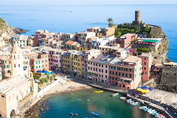 Vernazza i Cinque Terre, Italien - sommaren 2016 - vy från den Hej — Stockfoto