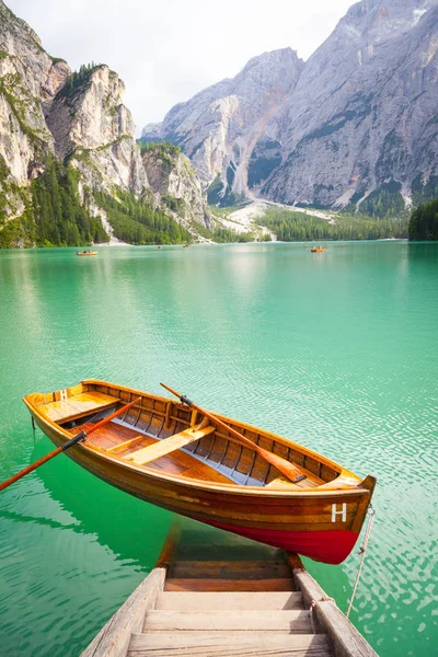 Jezero Braies v regionu Dolomiti, Itálie — Stock fotografie