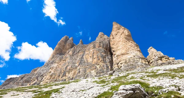 Wahrzeichen der Dolomiten - tre cime di lavaredo — Stockfoto