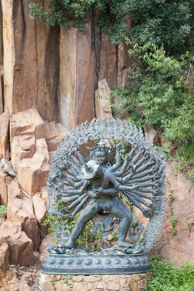 Statua tantrica delle divinità nel rituale Abbraccio situato in una montagna g — Foto Stock