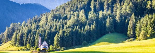 Kościół San Giovanni w regionie Dolomiti - Włochy — Zdjęcie stockowe