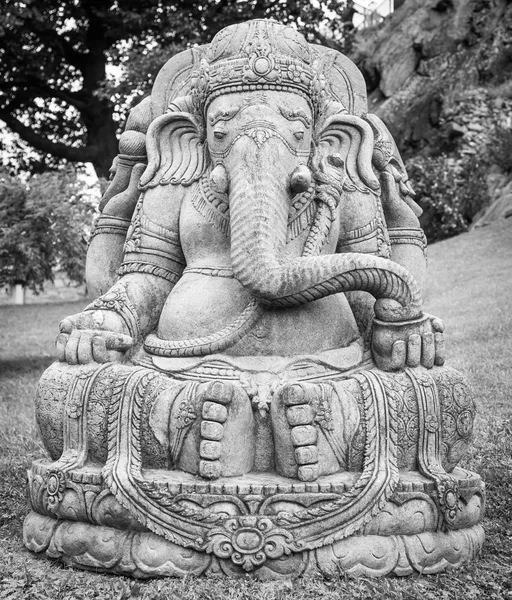 Estatua de Ganesha en un hermoso jardín de montaña — Foto de Stock