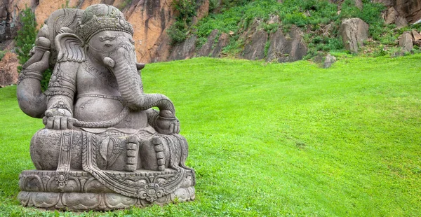 象头神雕像在一个美丽的山花园 — 图库照片