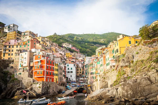 Riomaggiore em Cinque Terre, Itália - Verão 2016 - vista do — Fotografia de Stock