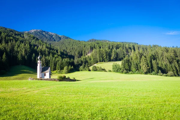 Kościół San Giovanni w regionie Dolomiti - Włochy — Zdjęcie stockowe