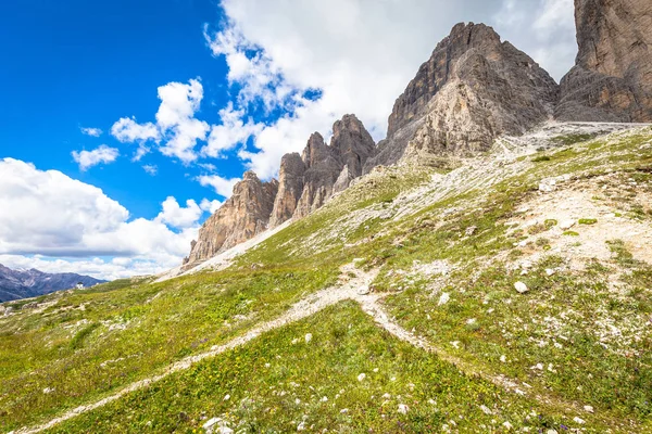 Mérföldkő a Dolomitok - Tre Cime di Lavaredo — Stock Fotó