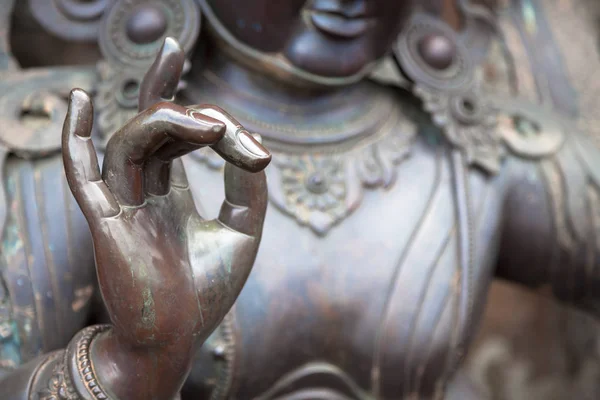 Detalje af Buddha statue med Karana mudra hånd position - Stock-foto
