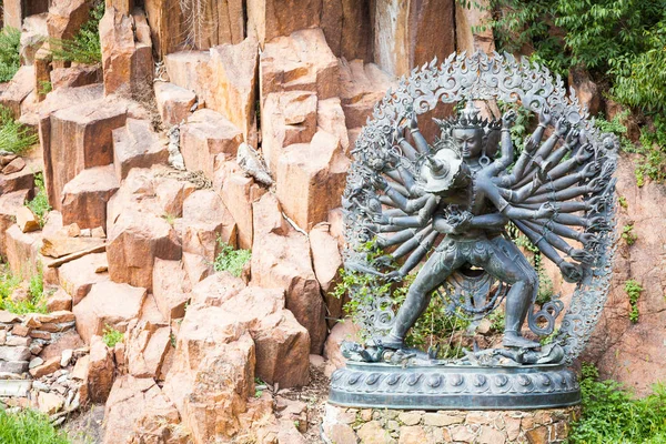 Statue des divinités tantriques en étreinte rituelle située dans une montagne g — Photo