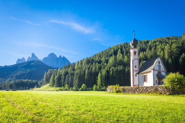 Kościół San Giovanni w regionie Dolomiti - Włochy — Zdjęcie stockowe