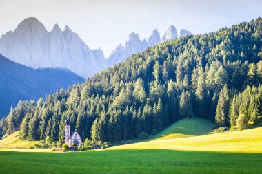 Kilise San Giovanni bölgesinde Dolomiti - İtalya
