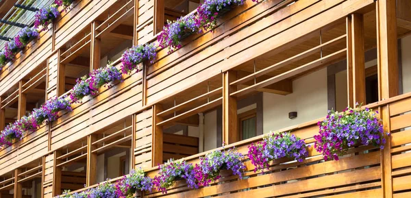 Bloemen op het balkon van de Chalet — Stockfoto