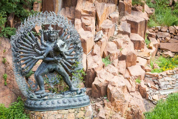 Estátua de Deidades Tântricas em Ritual Abraço localizado em uma montanha g — Fotografia de Stock