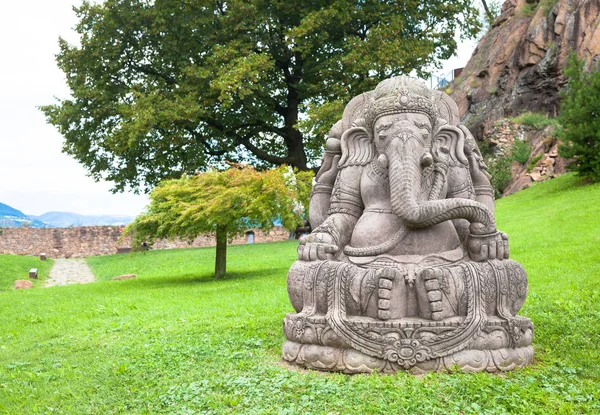Statua Ganesha in un bellissimo giardino di montagna — Foto Stock