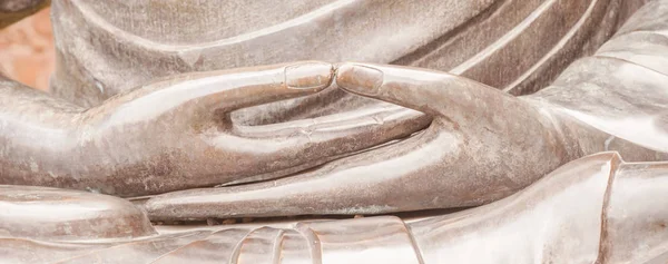 Detalle de la estatua de Buda con la posición de la mano Dhyana, el gesto o — Foto de Stock