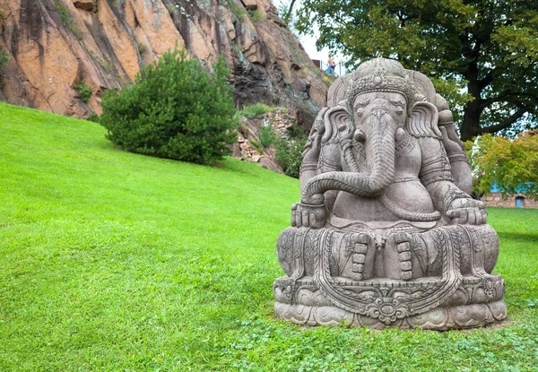 象头神雕像在一个美丽的山花园 — 图库照片