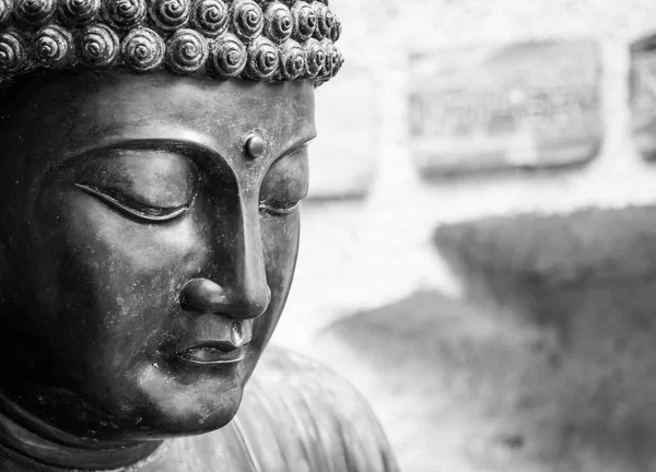 Meditierende japanische Buddha-Statue — Stockfoto