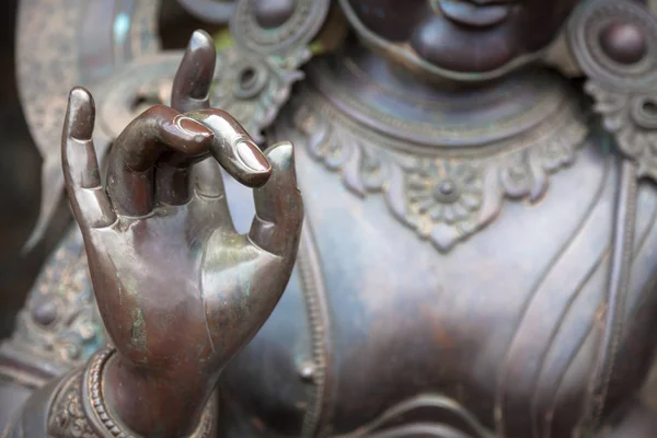 Detalle de la estatua de Buda con la posición de la mano de Karana mudra — Foto de Stock
